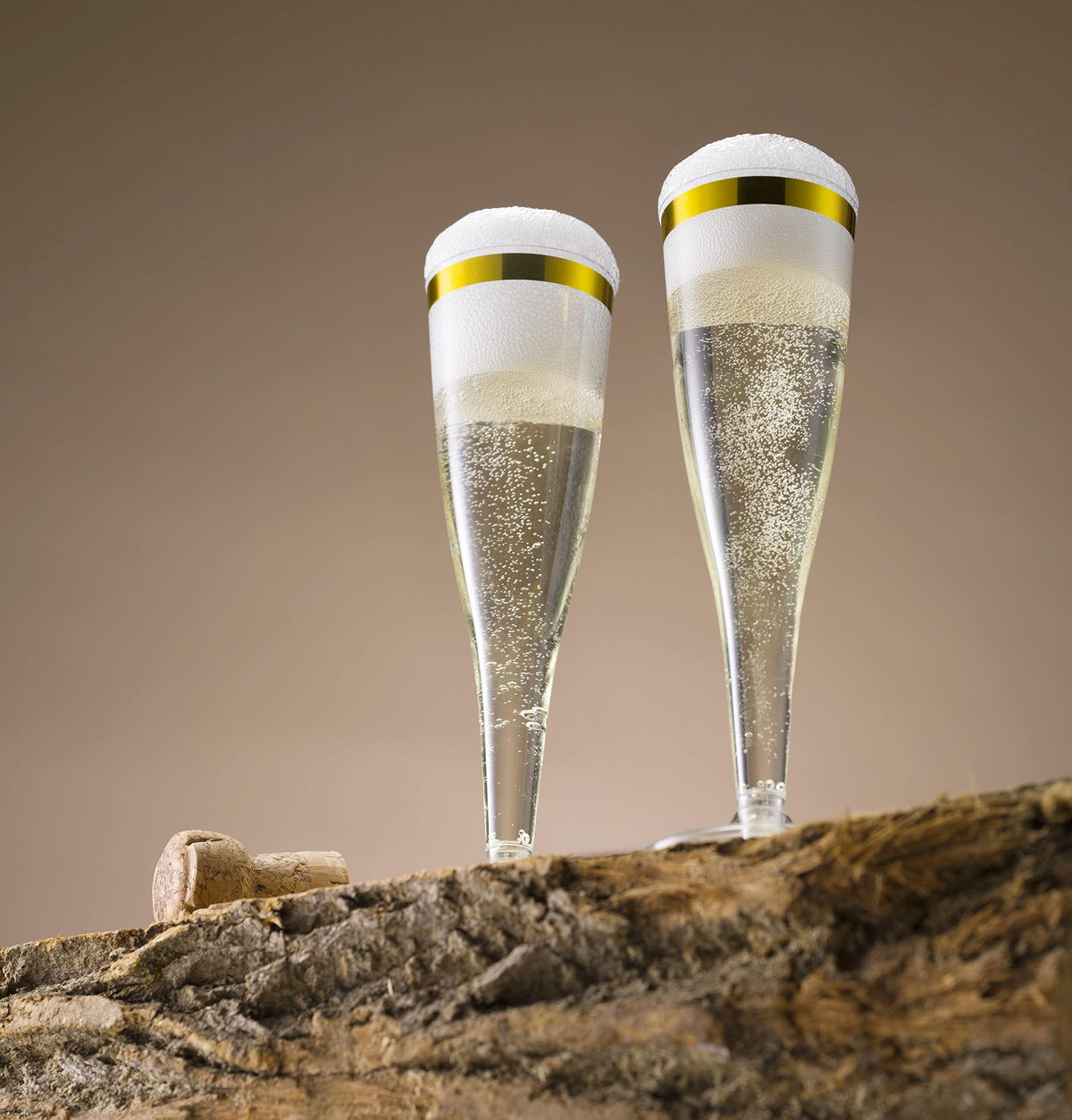 Munfix gold rim champagne glass is perfect at the bar for classy toasts.