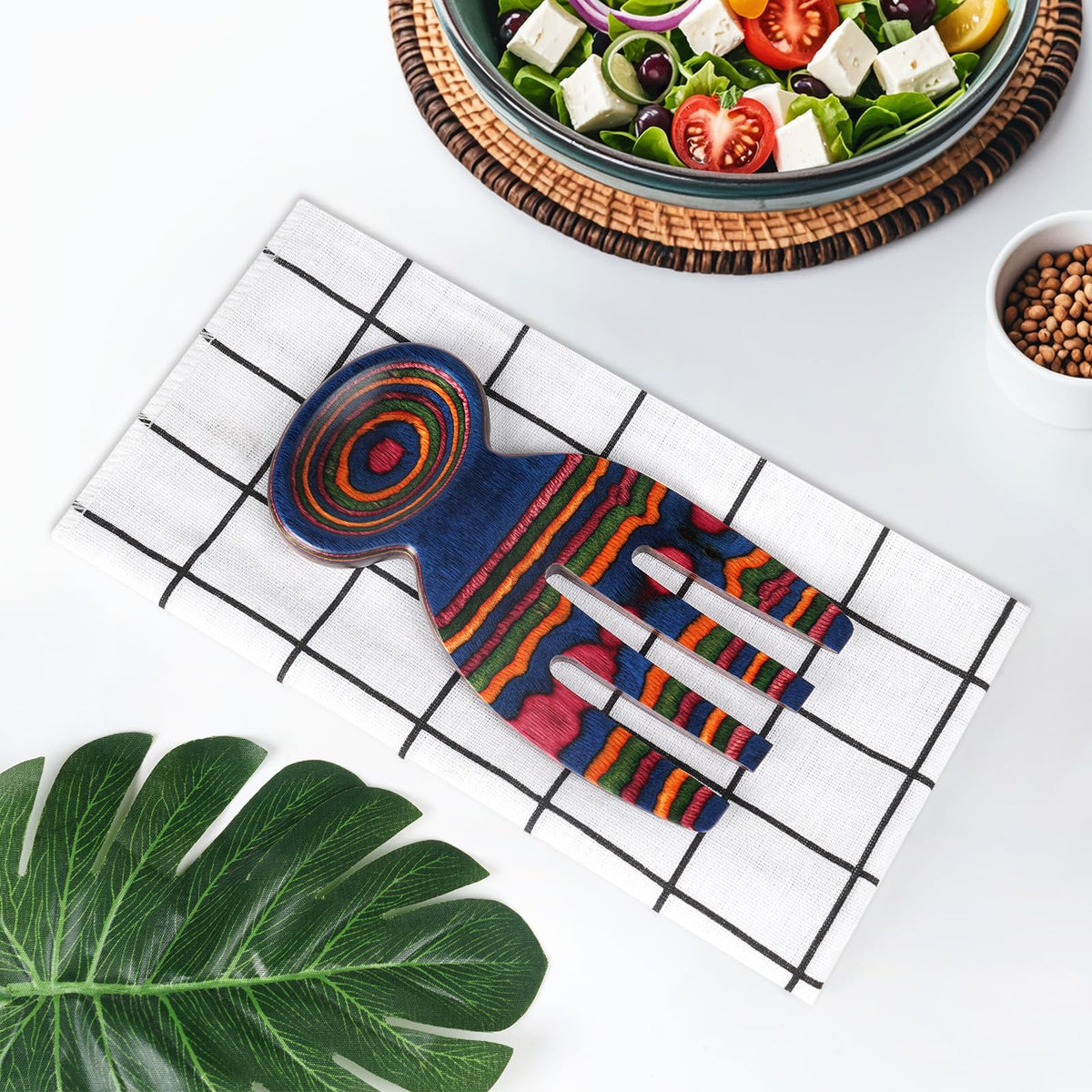 MYRAINBOW Curved-design salad hands offer intuitive handling for easy tossing.