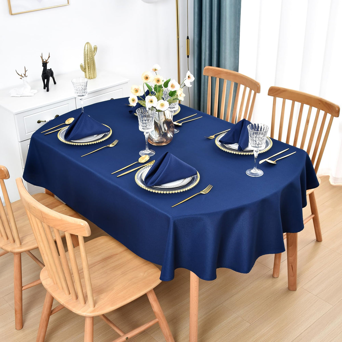 Nacuci hotel dining scene featuring navy napkins in upscale setting.