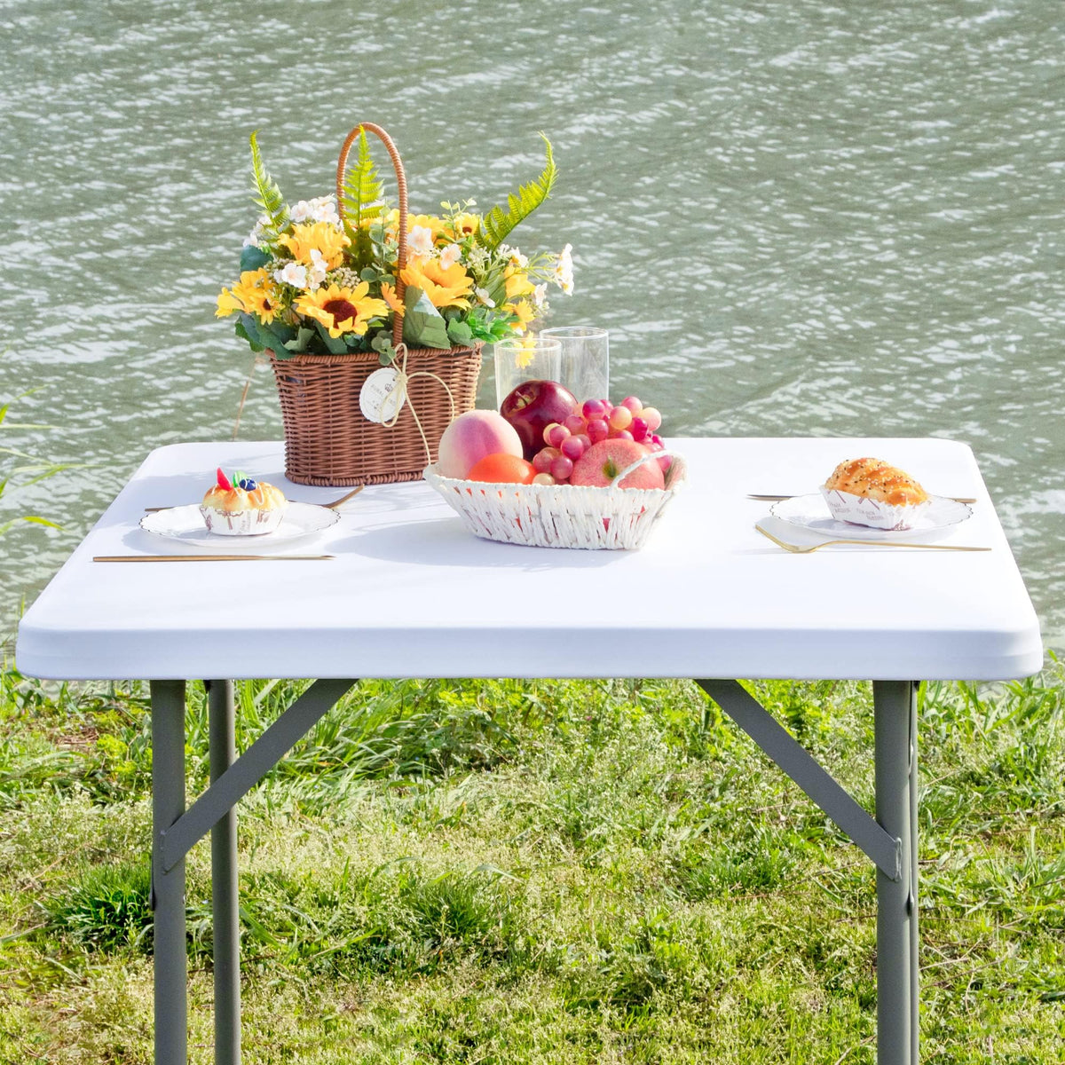 Nacuci waterproof spandex tablecloth protects surfaces while staying easy to wipe clean.