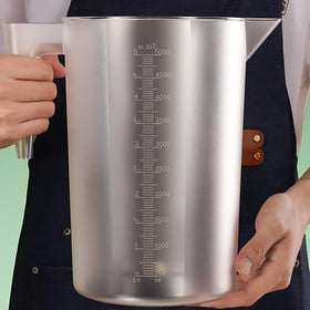 NaNaPaly measuring cup suited for engine oil and automotive fluids.
