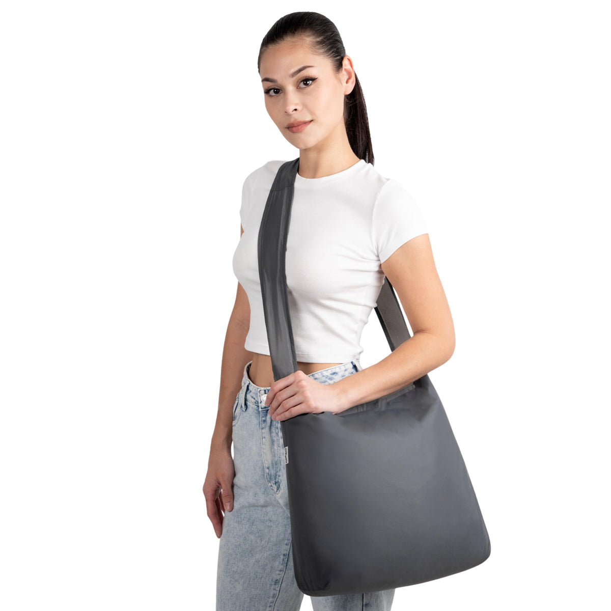 Nanobag Sling ultralight-diamond-nylon fabric feels featherlight yet strong for daily use.