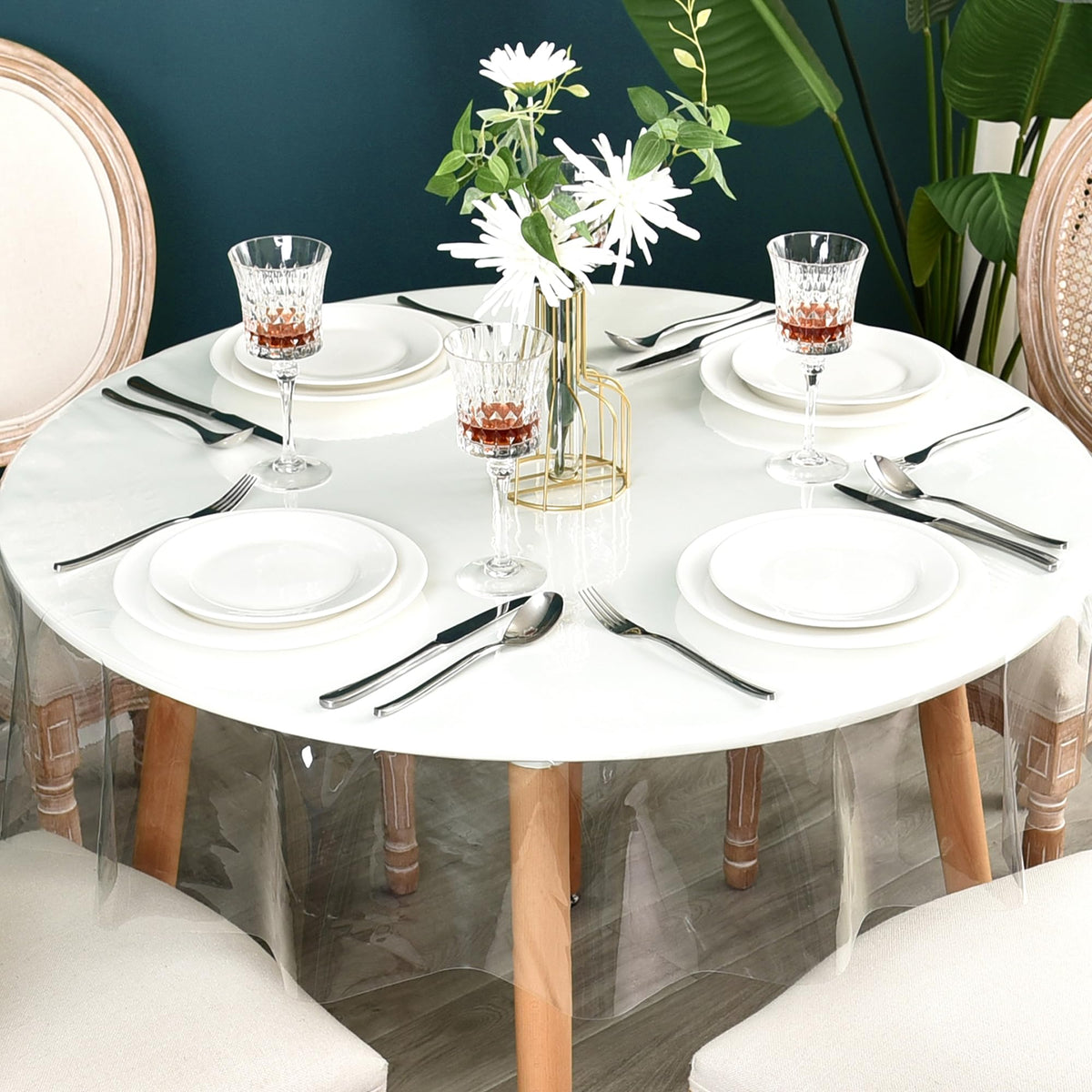 Nasitos scratch-resistant tablecloth—durable for everyday dining and entertaining.