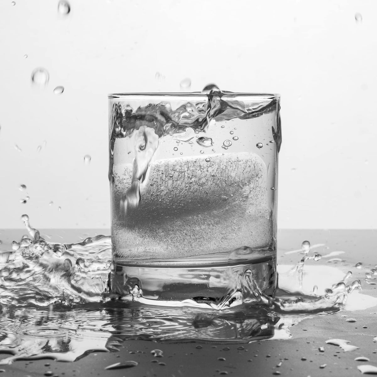 Nax Caki gift-worthy ice tray set for whiskey lovers.