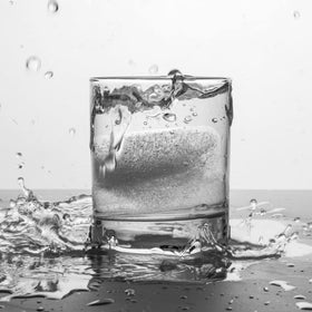 Nax Caki gift-worthy ice tray set for whiskey lovers.