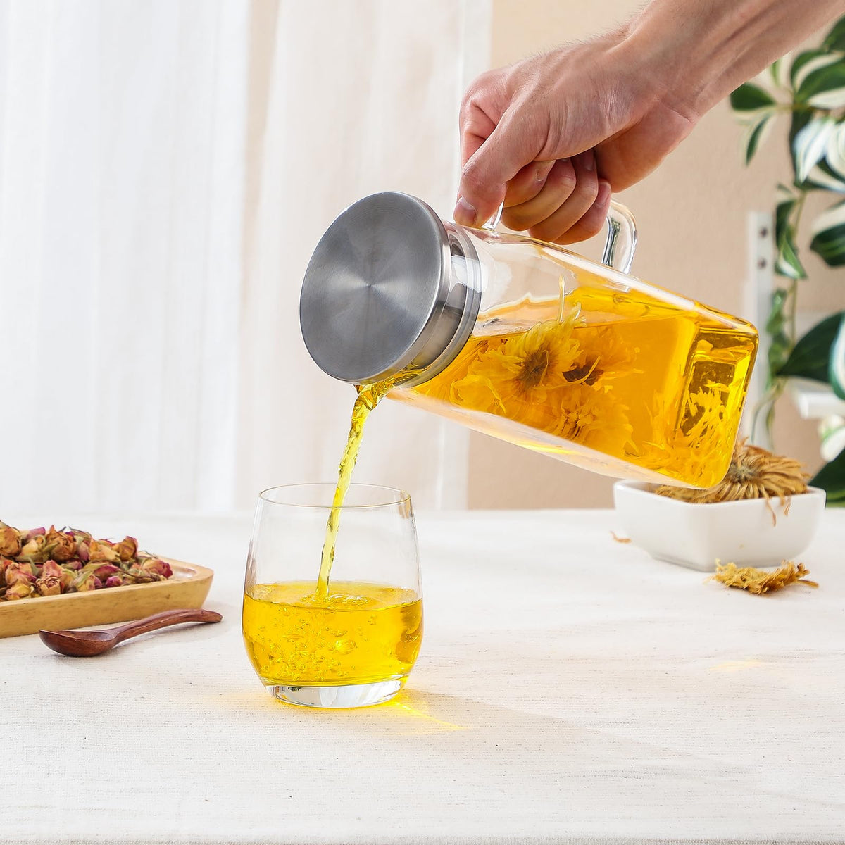 NETANY dishwasher-safe square glass pitcher ready for everyday use.