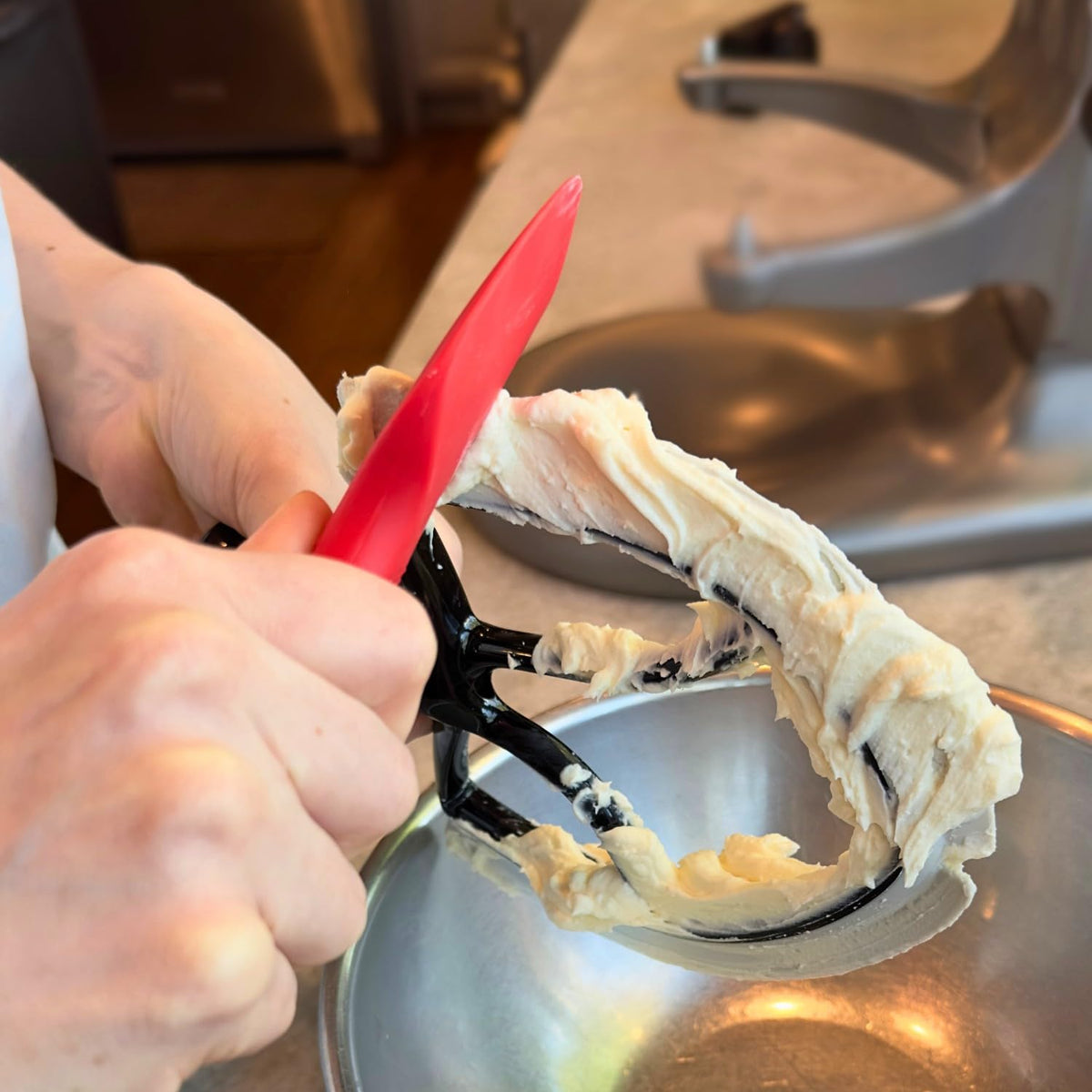 New Metro Design Spatula ONE batter-notches scrape to reduce waste