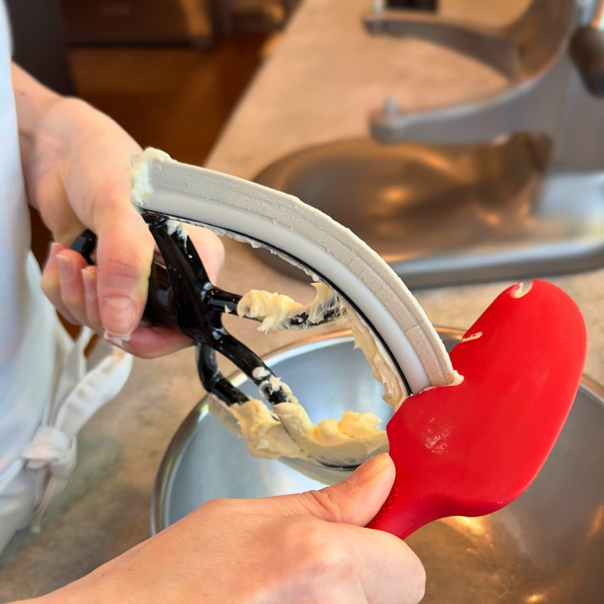 New Metro Design Spatula ONE non-slip thumb grip for easy handling