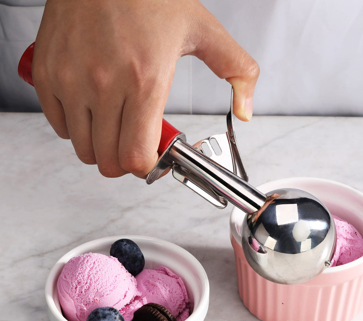 New Star Foodservice 34868 dishwasher-safe disher for easy cleaning