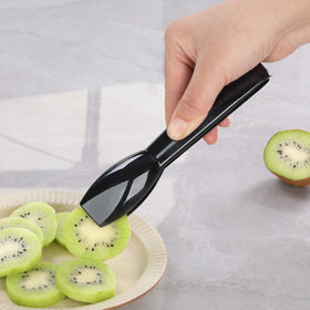 New Star Foodservice 42290 high-heat plastic withstands warm foods safely.