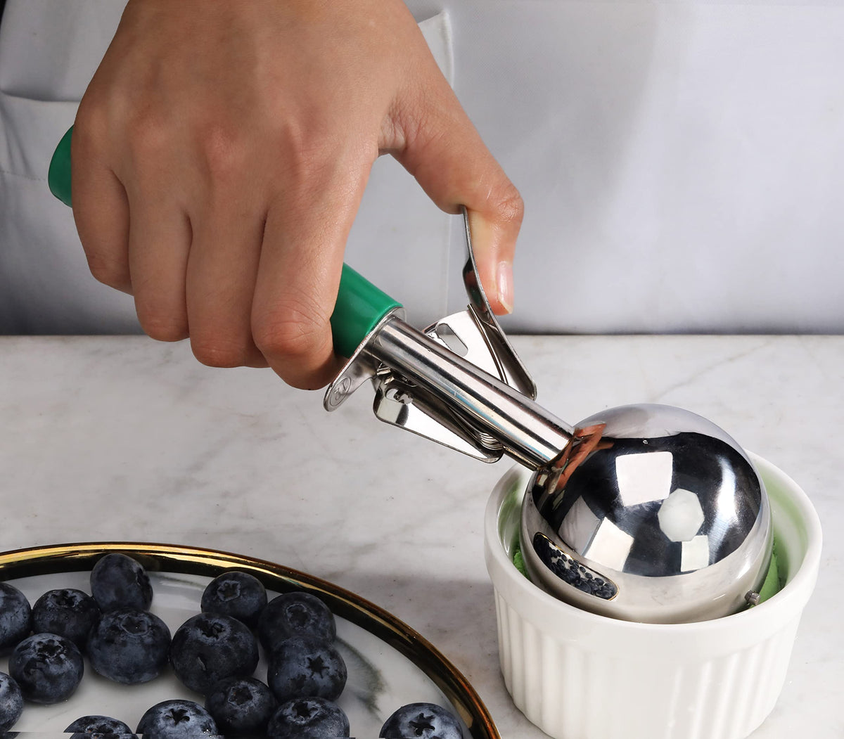 New Star Foodservice dishwasher-safe disher for fast kitchen cleanups.