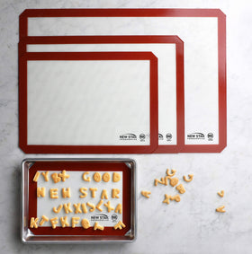 New Star mat features a durable surface suitable for heavy-duty baking workloads.