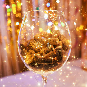 NiHome celebration-ready glass supports generous pours for toasts and shared moments.
