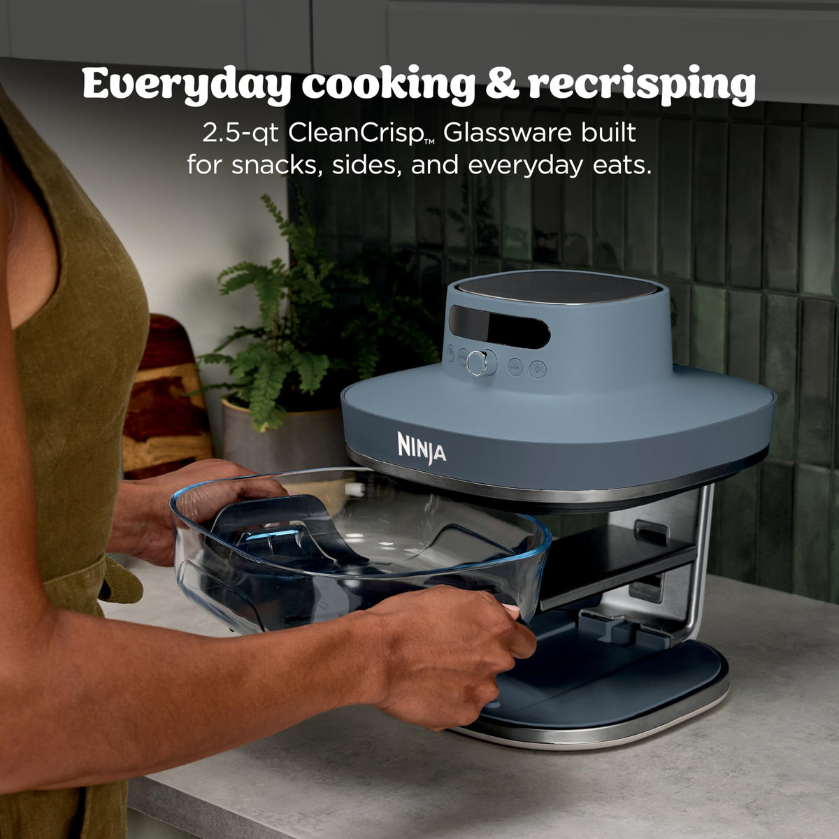 Ninja Crispi Pro fixed heat protection feet for safe placement.