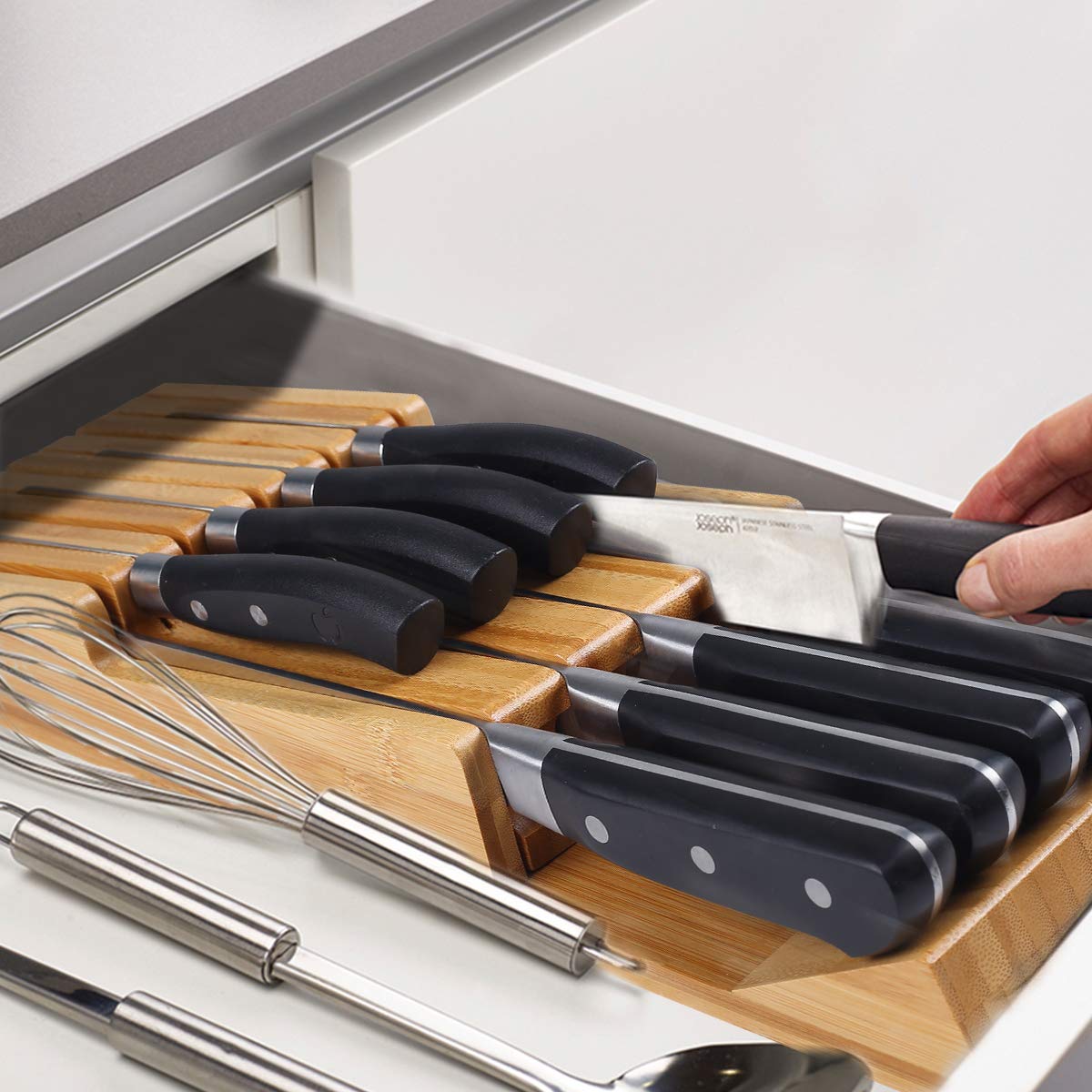 NIUXX incline knife-slot arrangement enables quick, safe access