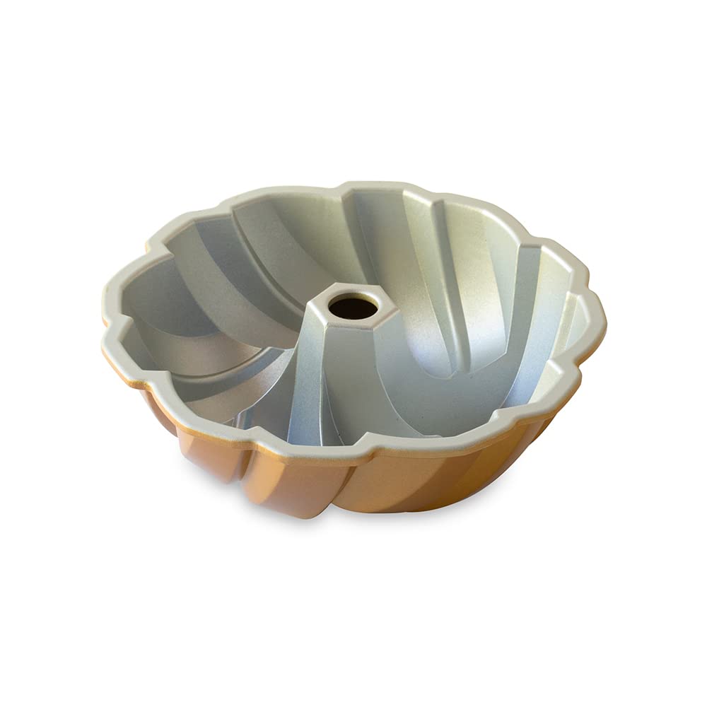 Nordic Ware NW95577 swirl design close-up on Bundt pan