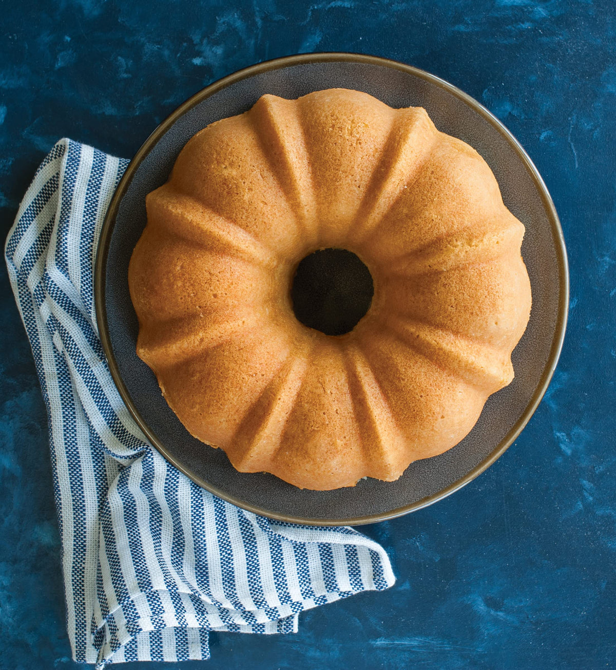 Nordic Ware Bundt pan side view highlights sturdy formed aluminum