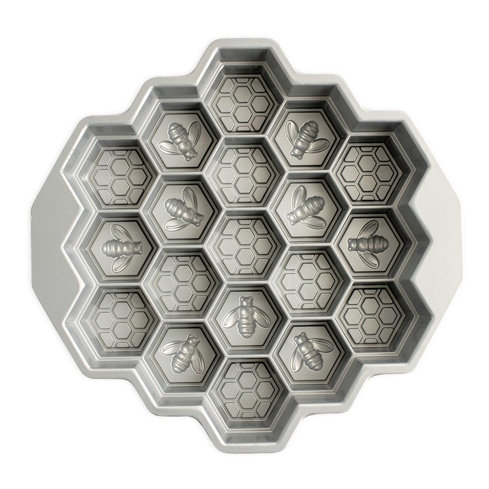 Honeycomb pan with 19 cakelets for portion-perfect desserts.