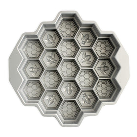 Honeycomb pan with 19 cakelets for portion-perfect desserts.