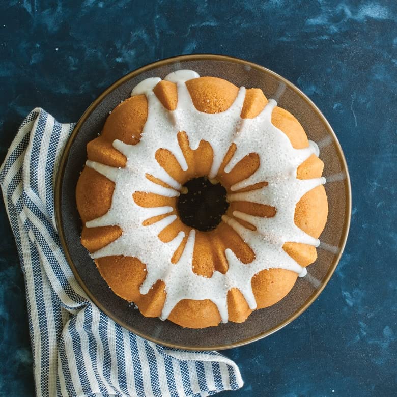 Oven-safe up to 400°F for versatile baking moments in graphite Bundt pan.