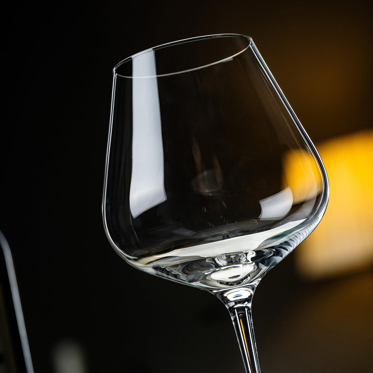 NORIMODA large-bowl-red-wine provides ample aroma release.