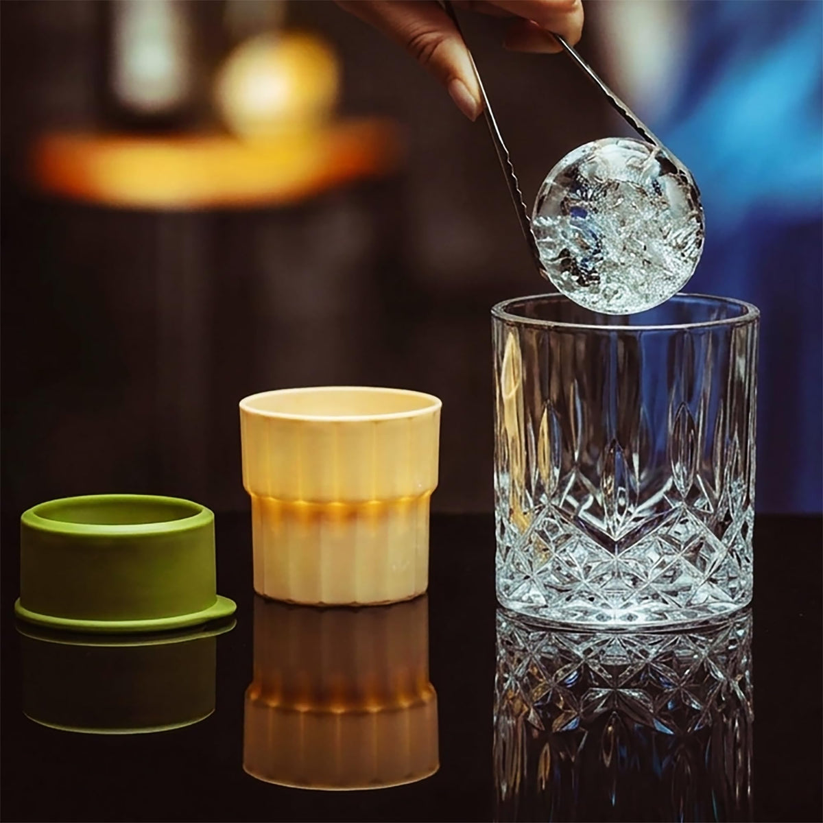 NORIMODA old-fashioned glasses with ice-ball-molds ideal for chilled cocktails.