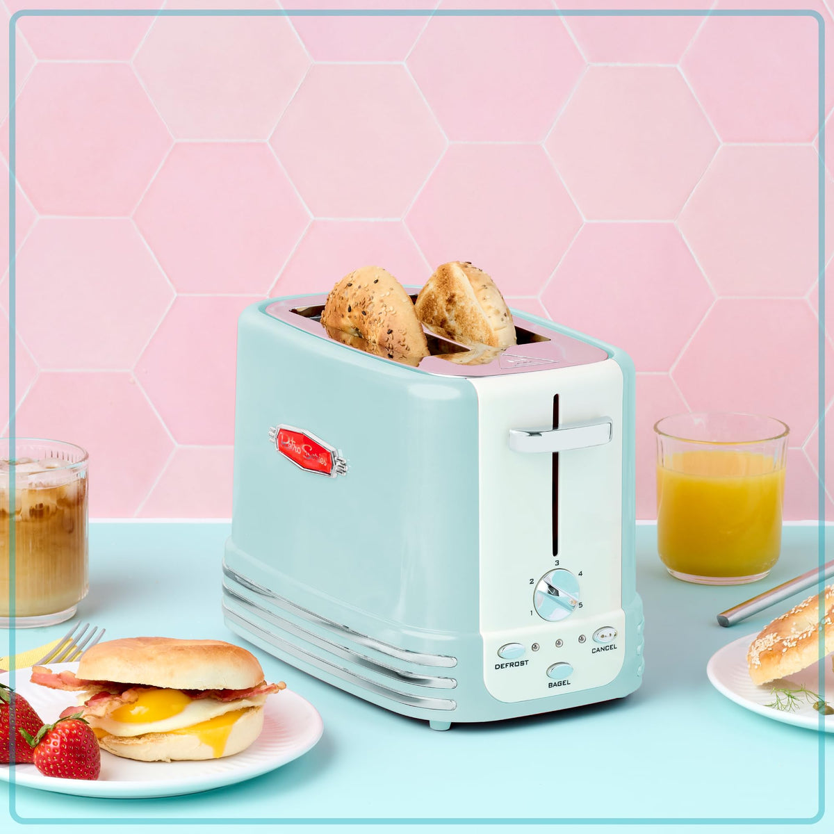 Nostalgia Aqua toaster featuring five browning levels for precise shade.