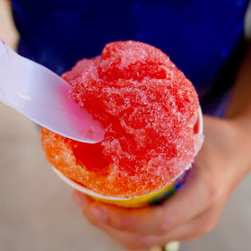 Nostalgia top view highlighting 5-quart capacity for multiple snow cones