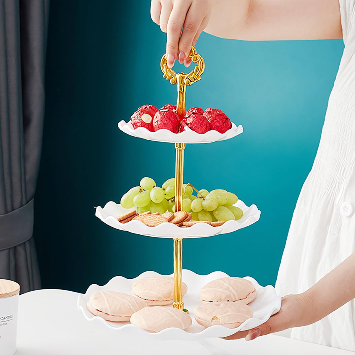 NovaHF crown-handle cupcake stand makes carrying the display easy.