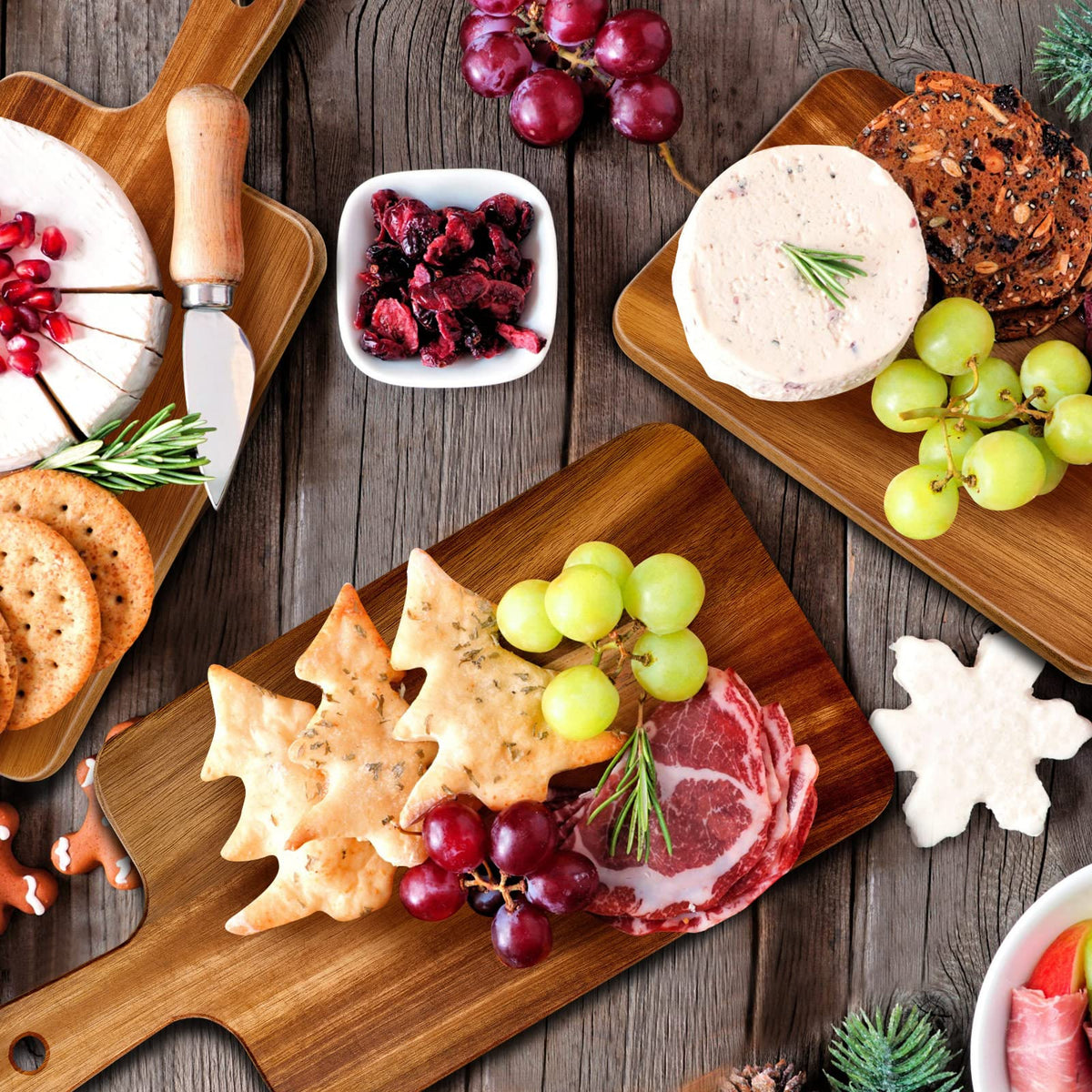 Nuenen acacia cutting board with handle pizza board display.