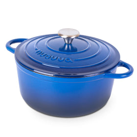 Nuovva cast iron pot with enamelled lid for easy maintenance and versatile cooking