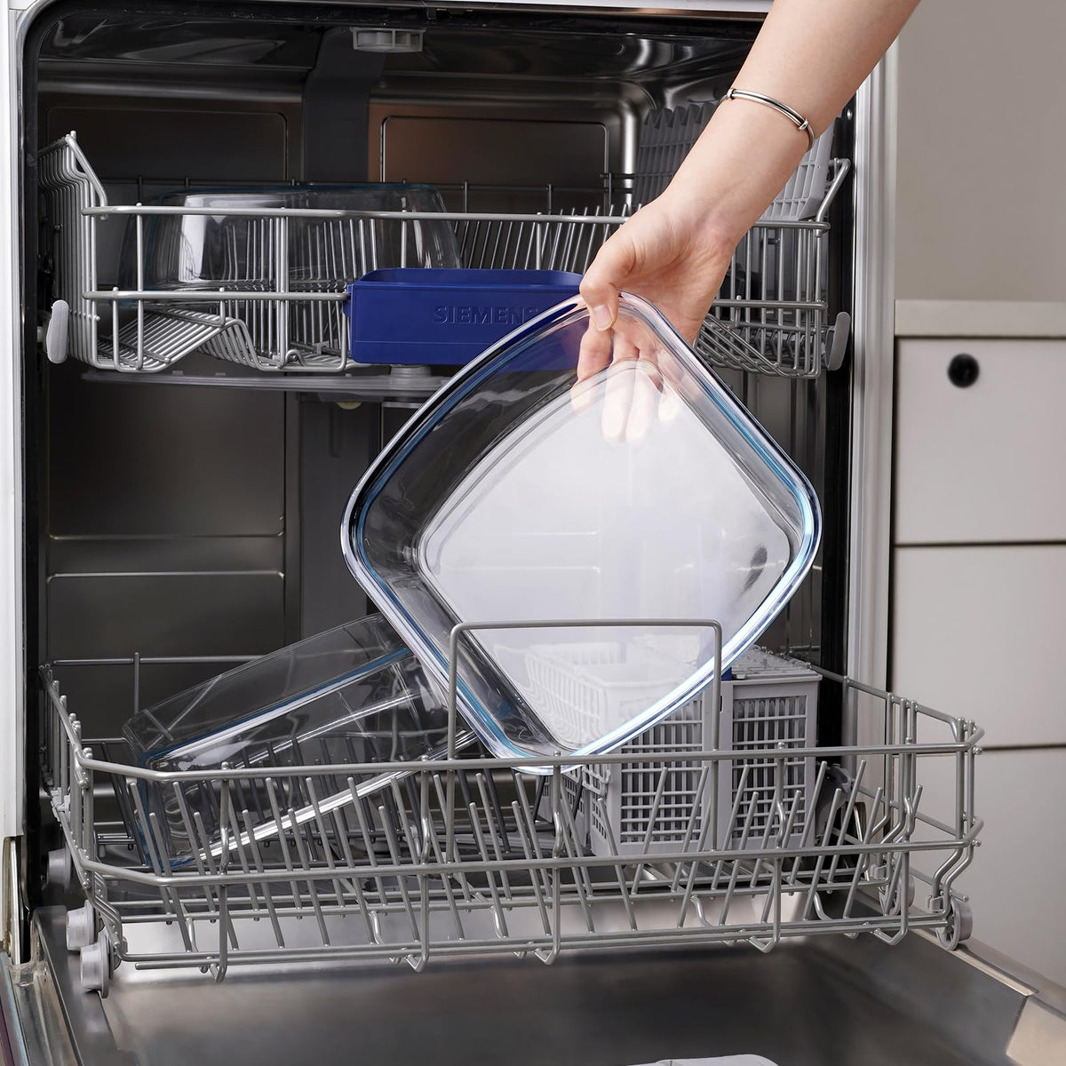 NUTRIUPS smooth glass surface resists stains and cleans quickly.