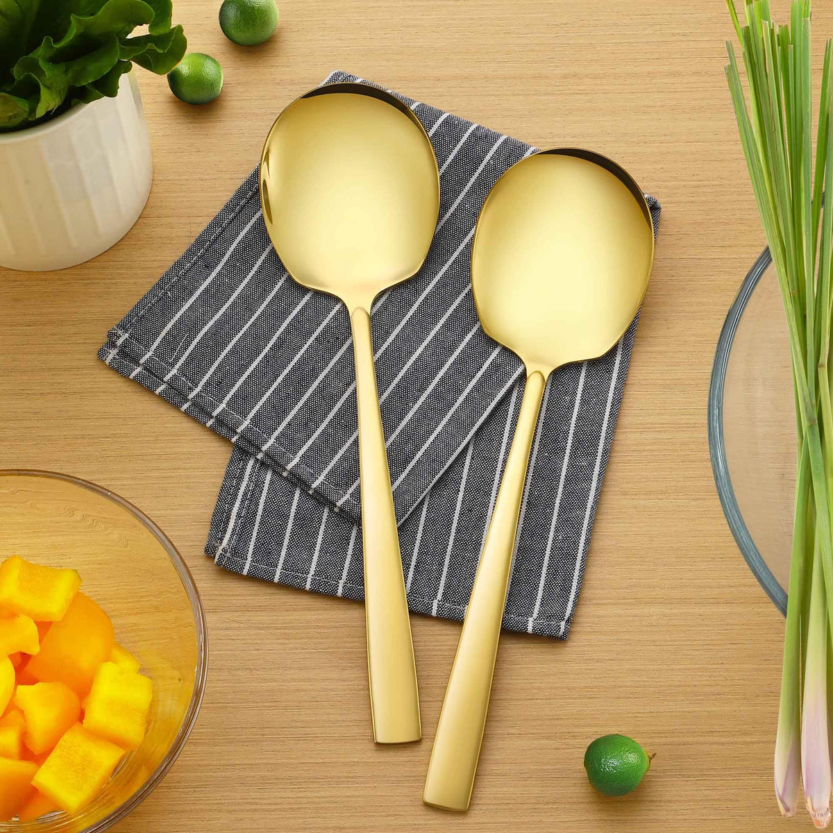 Oakibee dishwasher-safe spoon; quick cleanup after events.