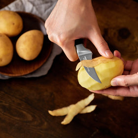 OAKSWARE Ergonomic grip aids precise peeling of curved surfaces.