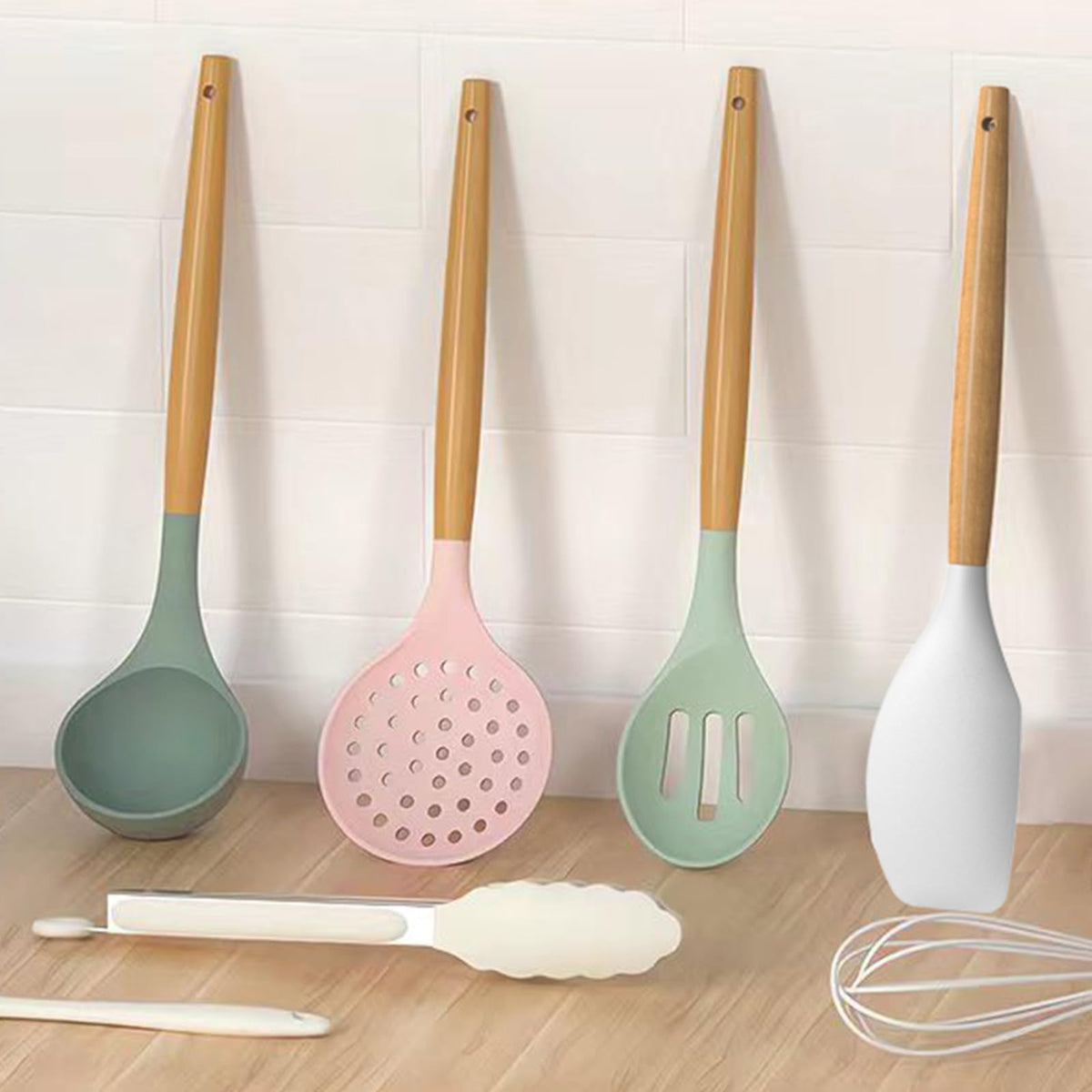 Oannao silicone utensils safe for nonstick cookware, avoiding scratches.