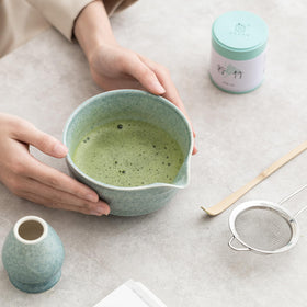 Ochcahser spout designed bowl for controlled spill free pours