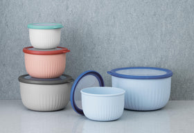 Oggi 1.4-quart bowl with see-through lid for quick contents check.