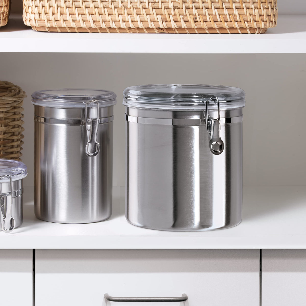 OGGI see-through lid with flip-top allows quick access.
