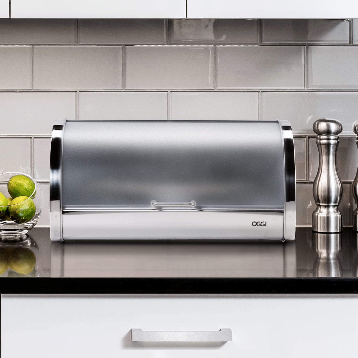 Oggi roll-top lid allows easy access to fresh bread.