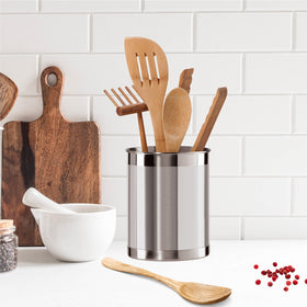 Oggi utensil holder shows mirror-band detailing against a brushed stainless finish.