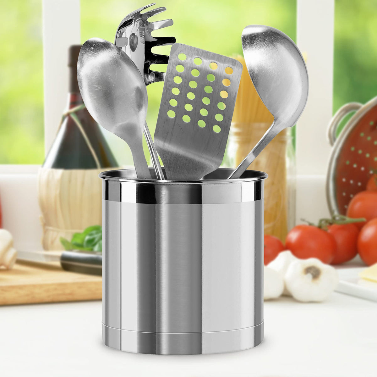 Oggi utensil holder close-up highlighting satin and mirror finish
