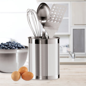 Oggi utensil holder is dishwasher-safe for quick cleanup after cooking.