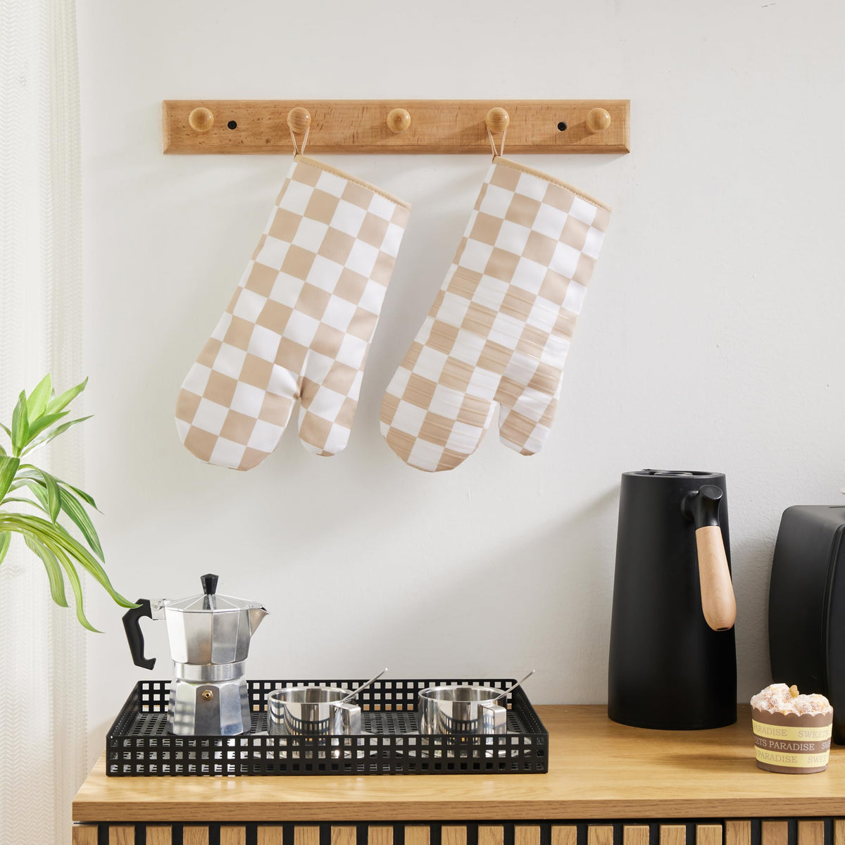Ohocut beige mitt cushioned lining offers soft comfort and heat resistance for safe cooking.