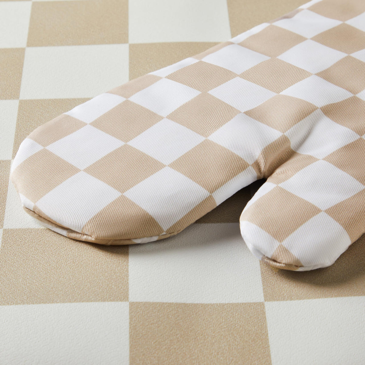 Ohocut full-coverage mitt demonstrates extended size for handling large cookware safely.