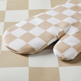Ohocut full-coverage mitt demonstrates extended size for handling large cookware safely.