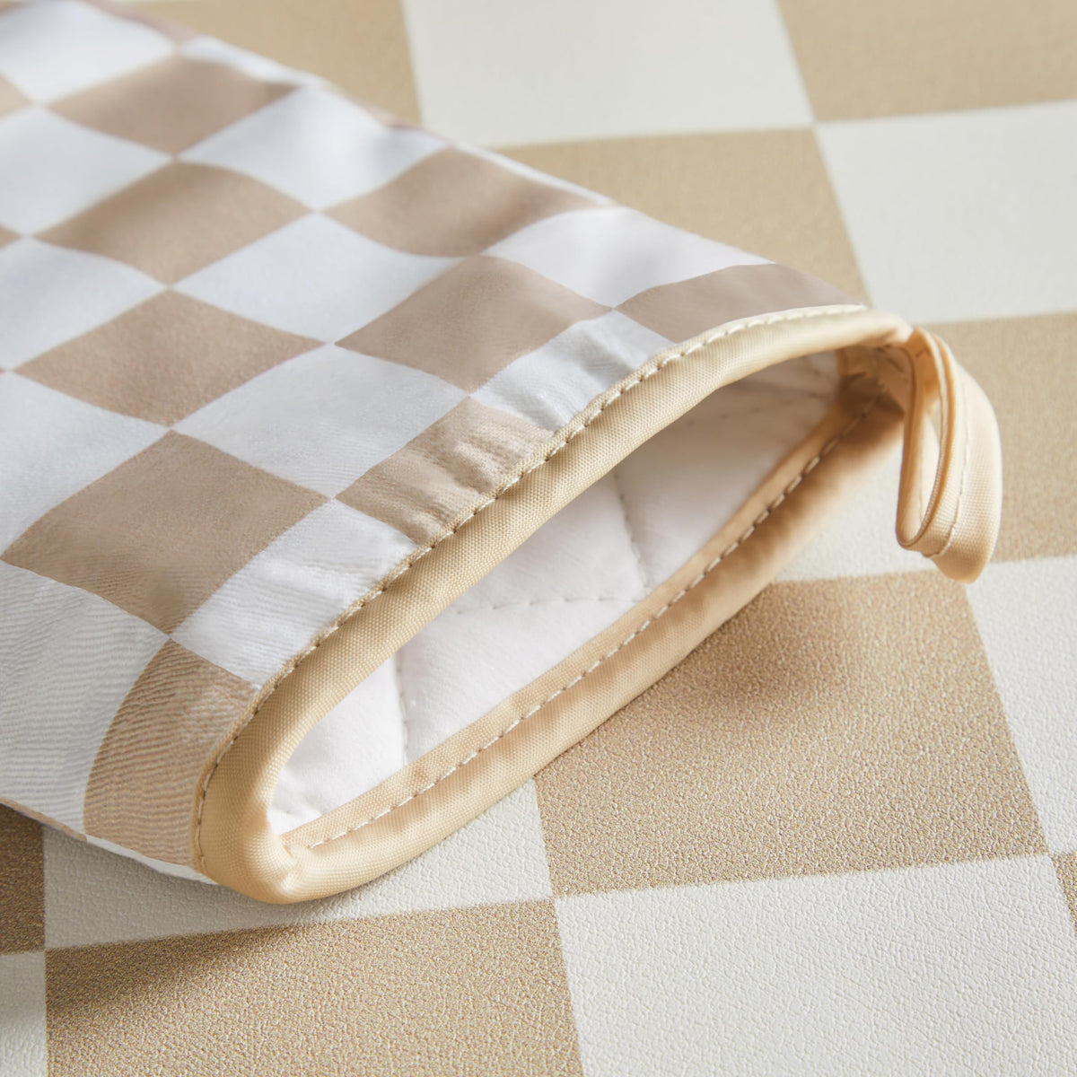 Ohocut pair-set shows two mitts ready for simultaneous kitchen tasks.