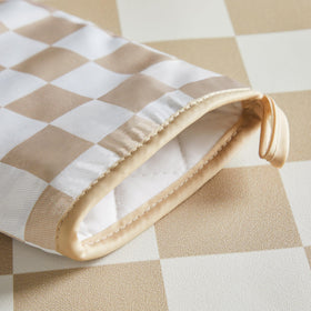 Ohocut pair-set shows two mitts ready for simultaneous kitchen tasks.