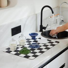 Ohocut checkered drying mat back anti-slip keeps it secure.