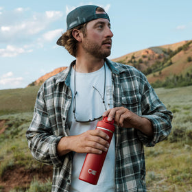 OISIZ ergonomic handle on a travel-friendly bottle for comfortable carry.
