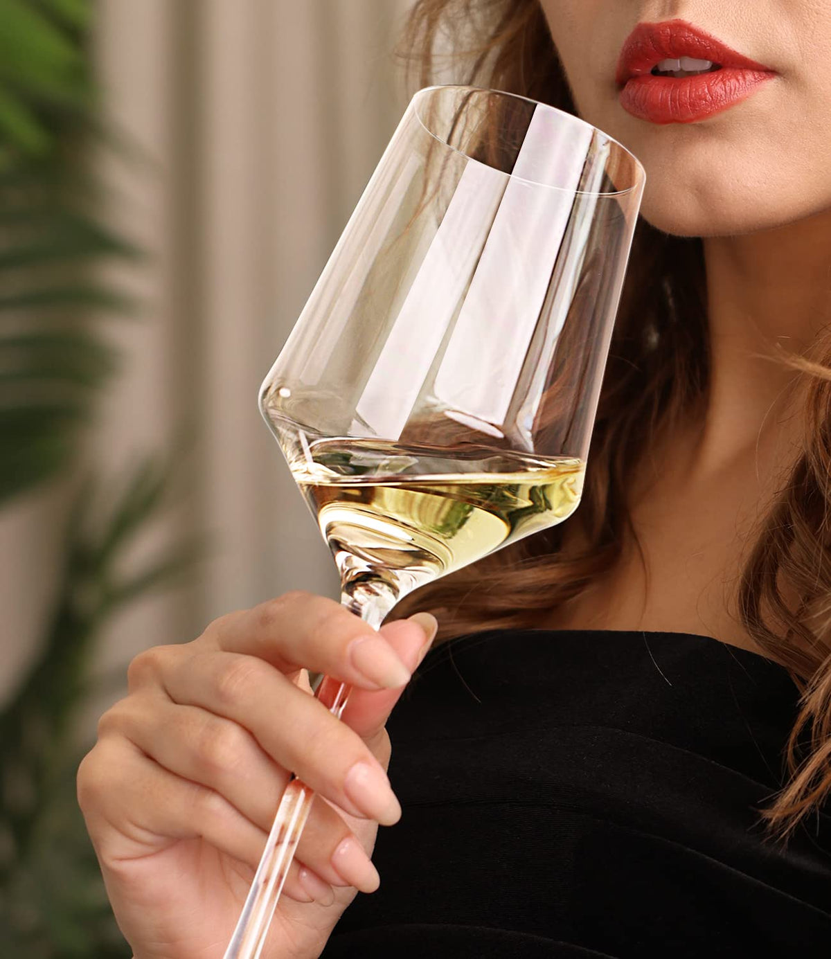 OJA glasses with thin rims and long stems for refined sipping.